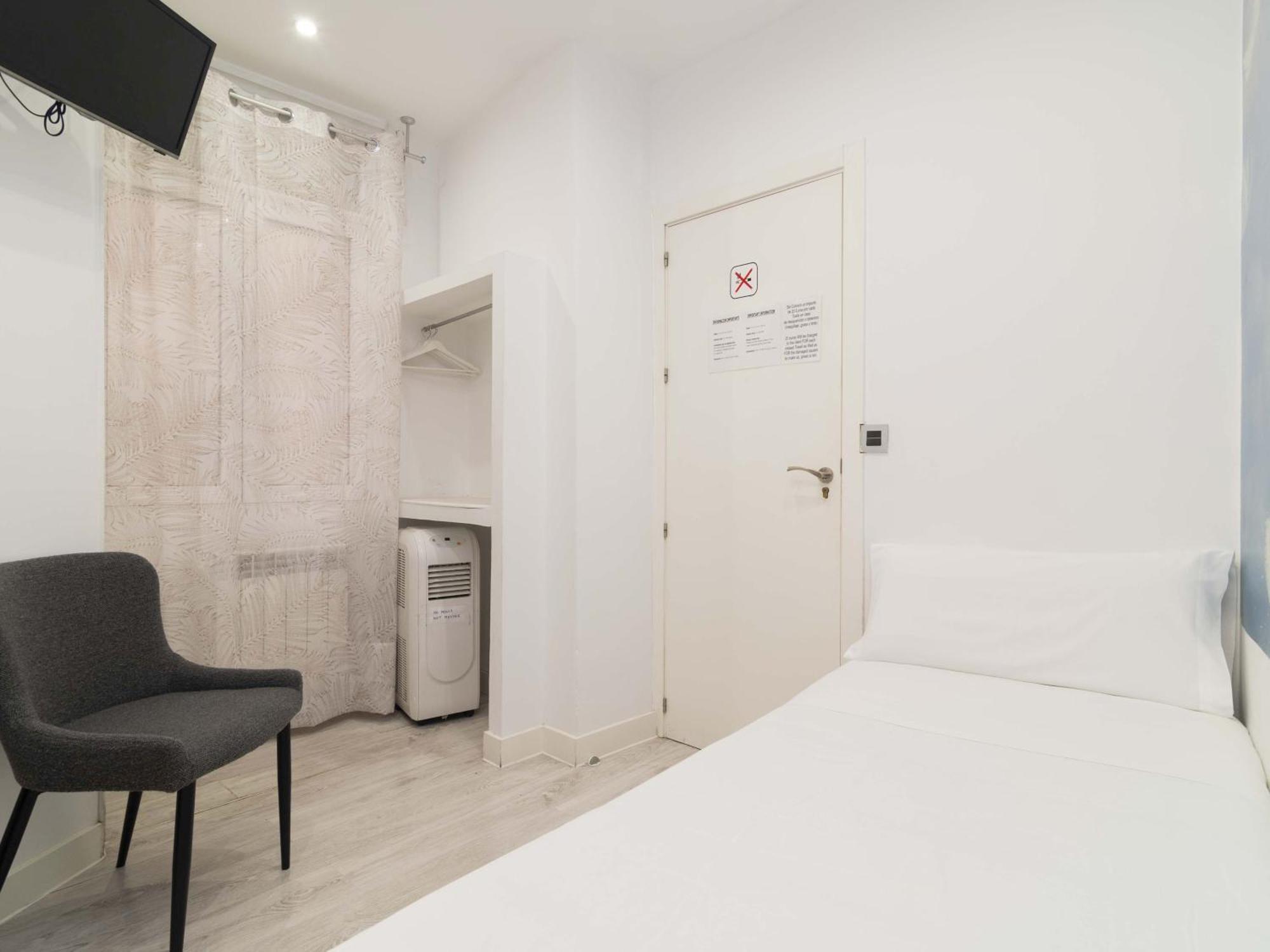 Pension Foster Madrid Bagian luar foto