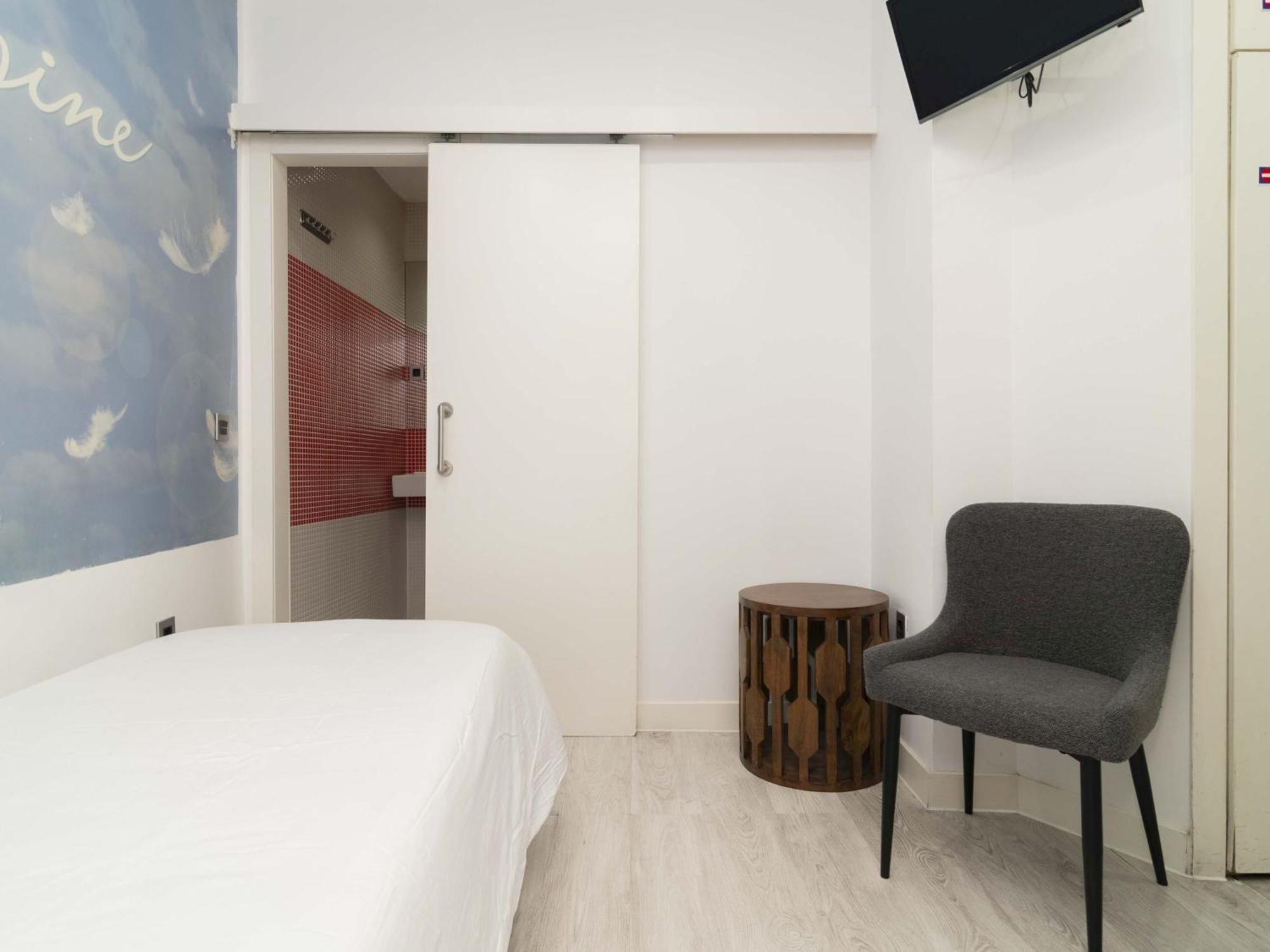 Pension Foster Madrid Bagian luar foto
