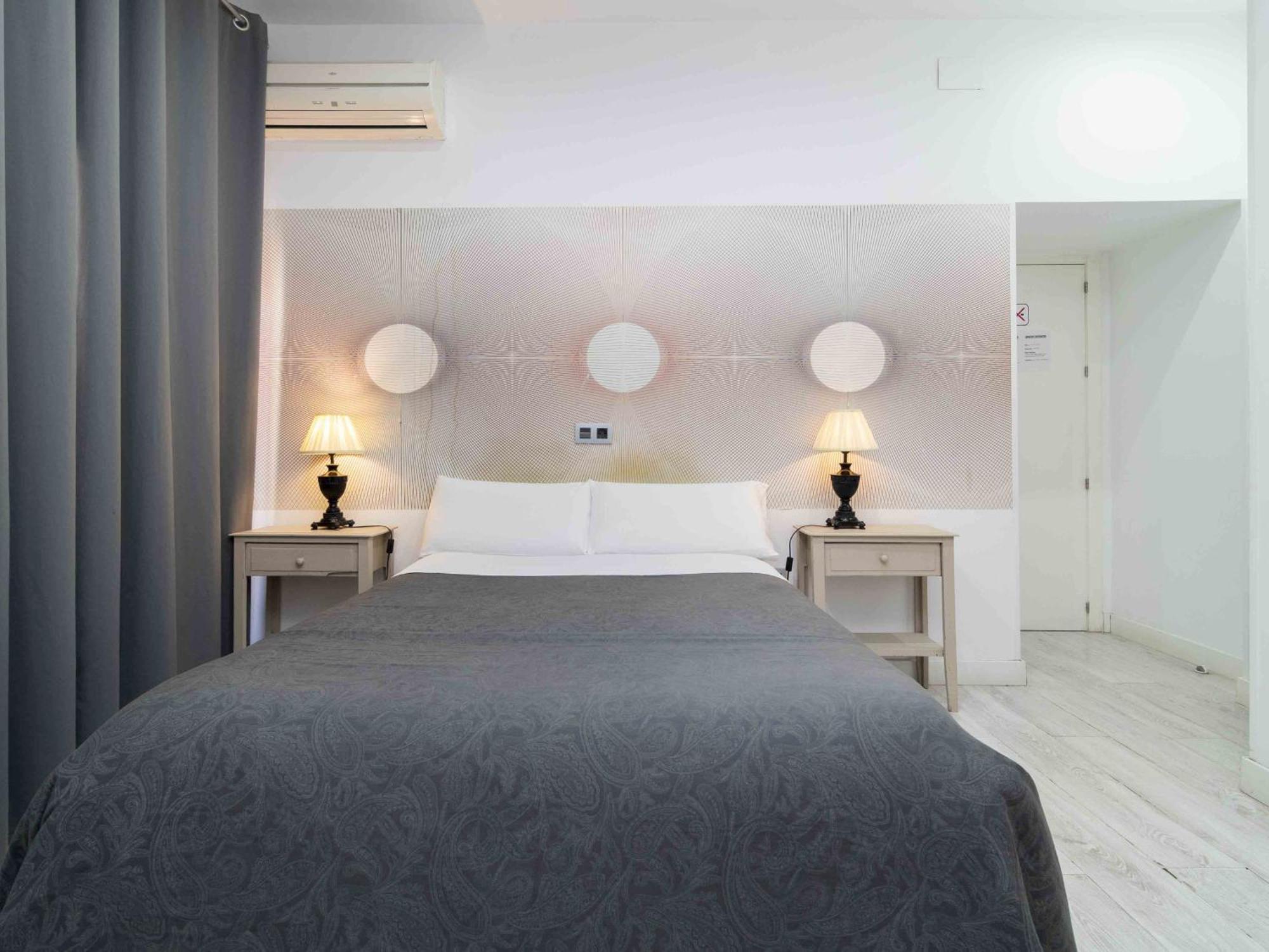 Pension Foster Madrid Bagian luar foto